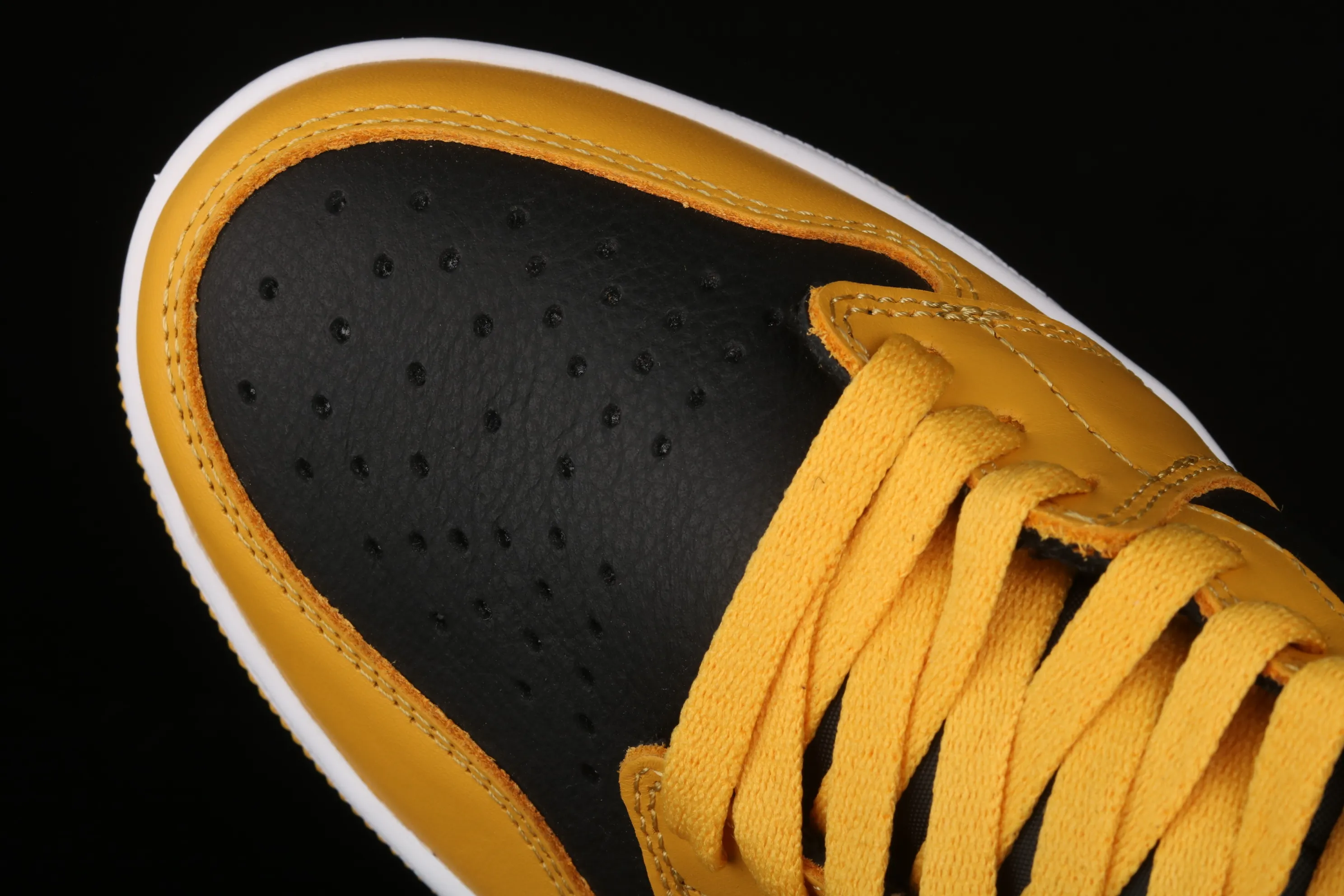 All categories Air Jordan Jordan series basketball shoes Air Jordan 1 High L version Air Jordan 1 High OG "Pollen" AJ1 Joe 1 black and yellow 555088-701